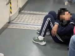 小孩哥坐地铁上学睡过23个站 究竟咋梗?