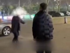 白发男子欲抵押金饰 为妻凑86元药费 爱心传递感动网友(图)