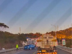 洒水车遇交警不洒遇行人洒?官方回应 双标行为引争议(图)