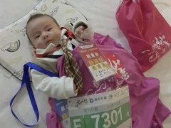 公园跑步锻炼 身后竟背着一个婴儿 爱与伤害之间（图）