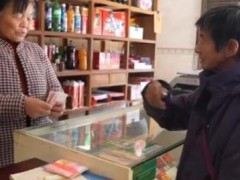 69岁独臂奶奶替亡子还债：不还心不安 诚信感动社会（图）