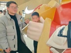 小孩哥“钻”进财神爷怀里出不来了 究竟咋梗？