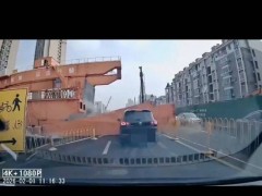 地铁工地龙门吊坍塌砸中轿车 事故致人员伤亡(图)