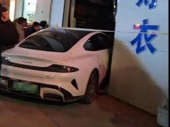 当地回应小米汽车撞进寿衣店 店主称店铺受损闭店待理赔（图）