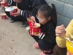 女子不会做饭用泡面招待亲戚 究竟咋梗?