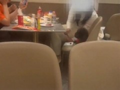 顾客在自助餐厅用吃饭筷喂狗 宠物友好商场引争议(图)