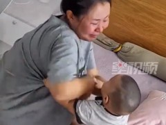 7个月宝宝爬过来拥抱哭泣宝妈 究竟咋梗?