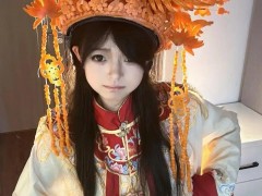 女孩用胡萝卜啃出黄鹤楼 如3D打印机 究竟咋梗?