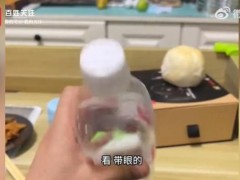 男子称买纯净水12瓶全有针眼 疑遭掉包已报警（图）