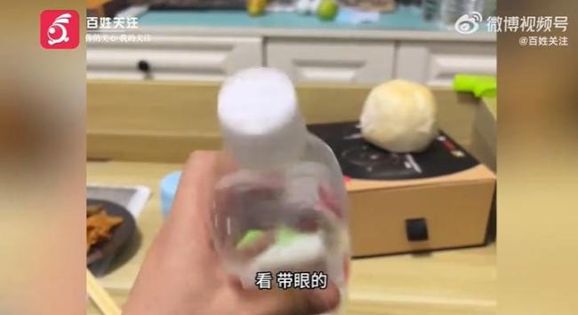 男子称买纯净水12瓶全有针眼