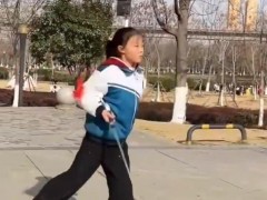 12岁“小孩姐”舞剑行云流水太飒了 究竟咋梗？