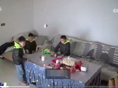 8岁大哥发现着火冷静安排5岁弟弟 三兄弟的父亲是消防员（图）