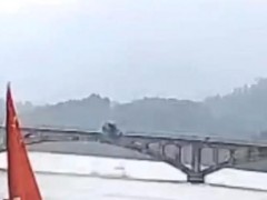 挖掘机撞坏大桥栏杆落水 司机不幸遇难(图)