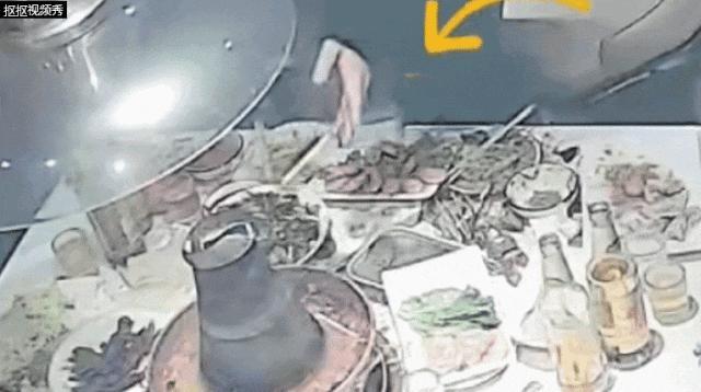 顾客扔打火机进热锅引发爆燃