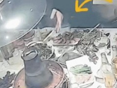 顾客扔打火机进热锅引发爆燃 店内瞬间油渍四溅（图）