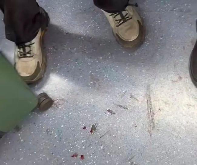 地铁现渗血行李箱 官方回应：是鸭血 冷冻鸭血解冻所致