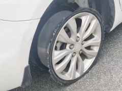 小车在高速路跑100码 车轮突然脱落 后车车主暖心提醒（图）