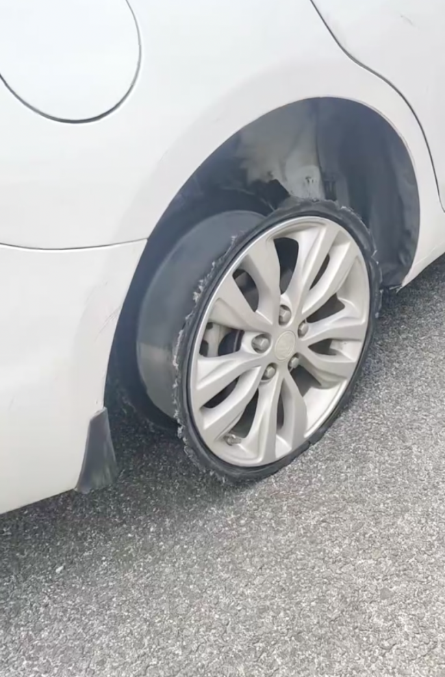 小车在高速路跑100码 车轮突然脱落