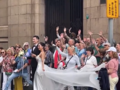 新人拍婚纱照被外国游客围观祝福 究竟咋梗？