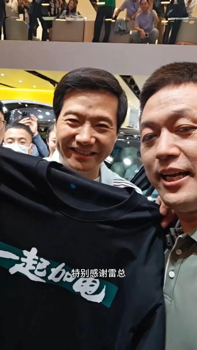 雷军T恤社交串场&ldquo;蔚小理&rdquo;背后