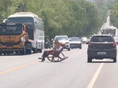 大爷躺马路中间晒太阳 车辆纷纷避让 究竟咋梗？
