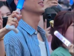 李现再度现身五月天演唱会 究竟咋梗？