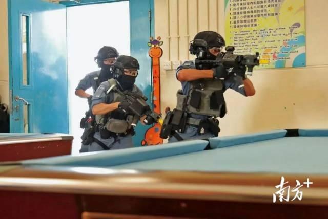 香港警察持国产冲锋枪亮相