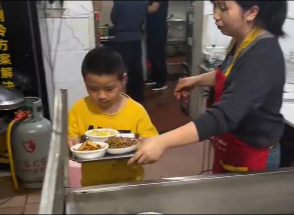 10后小孩哥用AI帮妈妈管店