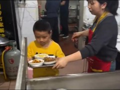 10后小孩哥用AI帮妈妈管店 究竟咋梗？