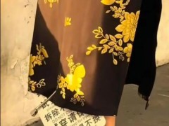 女子穿着带有巨大吊牌旗袍街头拍照 究竟咋梗？