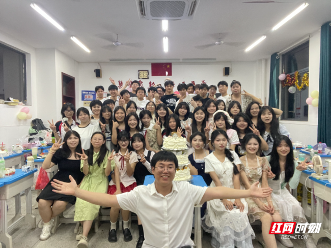 00后班主任的首届学生要高考了