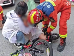 女童腿卡自行车车架消防暖心施救 消防提醒（图）