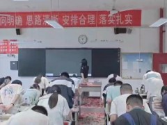 高三班学生诵读名篇向老师鞠躬致谢 师生情深感动网络(图)