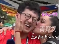 韩国男记者被墨西哥女球迷搂住强吻，这幕比世界杯比赛还精彩